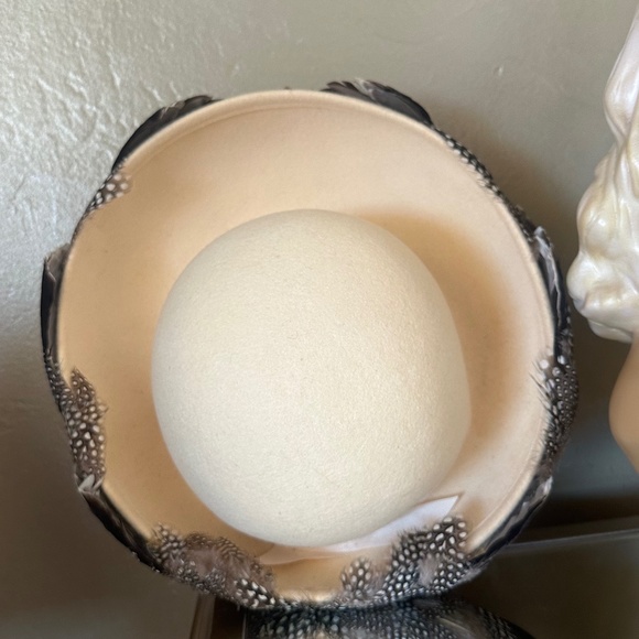 OUTSTANDING 1970's DESIGNER IVORY FELT HAT + MULTICOLORED FEATHERS ON  BRIM - Picture 11 of 13